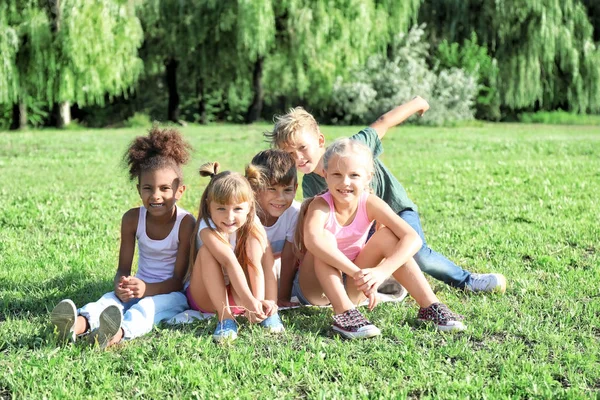 Niedliche Kleine Kinder Sitzen Auf Grünem Gras Freien — Stockfoto