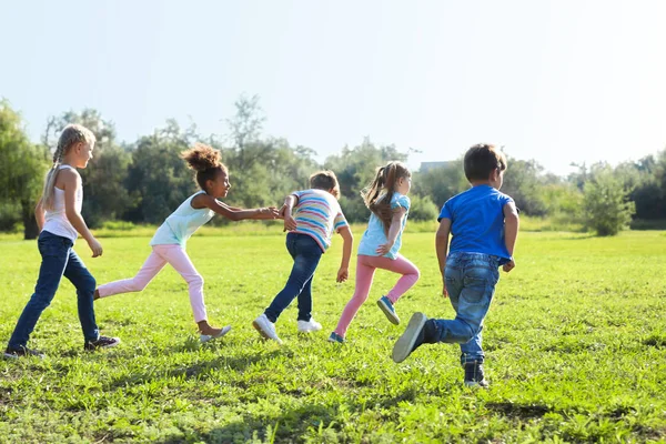 Niedliche Kleine Kinder Die Draußen Spielen — Stockfoto