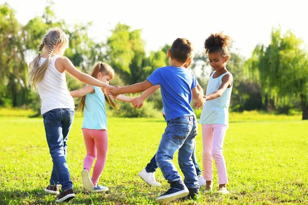 Petits Enfants Mignons Jouant Extérieur — Photo