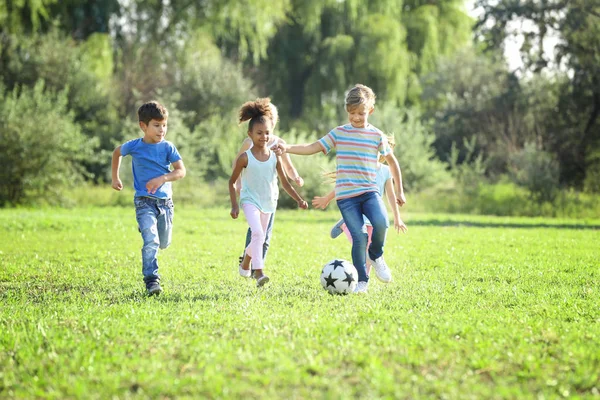 Söta Små Barn Spela Fotboll Utomhus — Stockfoto