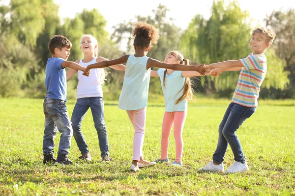 Lindos Niños Pequeños Jugando Aire Libre —  Fotos de Stock