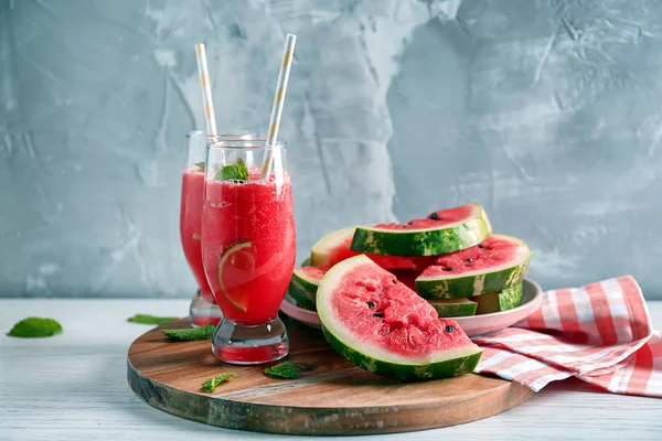 Gläser Mit Frischem Smoothie Und Wassermelonenscheiben Auf Holzplatte — Stockfoto