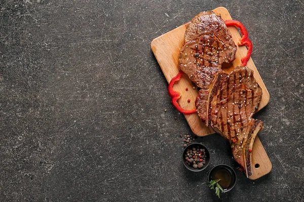 Fából Készült Fedélzet Val Ízletes Sült Steak Sötét Háttér — Stock Fotó