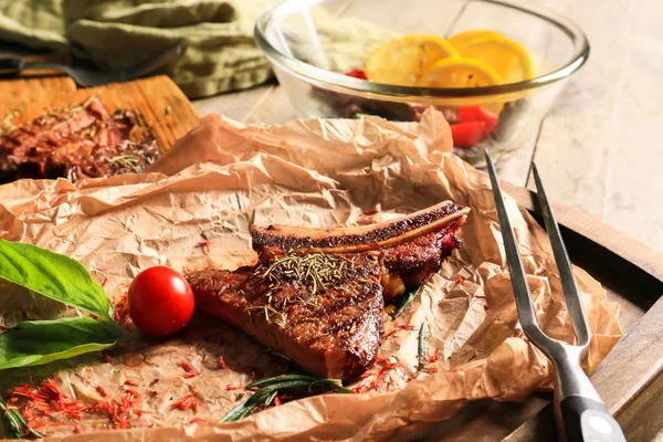 Delicioso Bife Grelhado Tábua Madeira — Fotografia de Stock