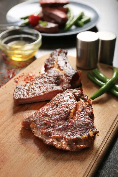 Holzbrett Mit Geschnittenem Grillsteak Auf Dem Tisch — Stockfoto