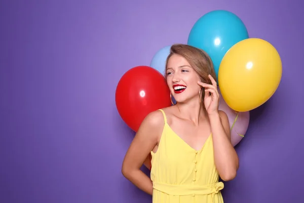 Schöne Junge Frau Mit Luftballons Auf Farbigem Hintergrund — Stockfoto