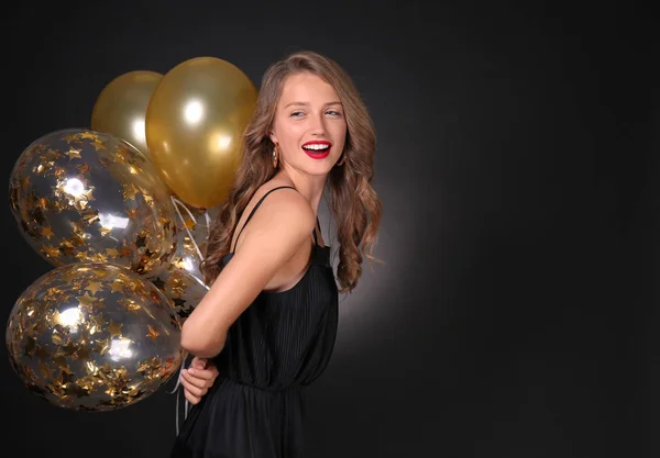 Hermosa Joven Con Globos Sobre Fondo Oscuro — Foto de Stock