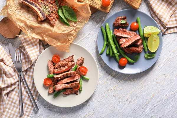 Assiettes Avec Steaks Grillés Coupés Légumes Sur Table Bois — Photo