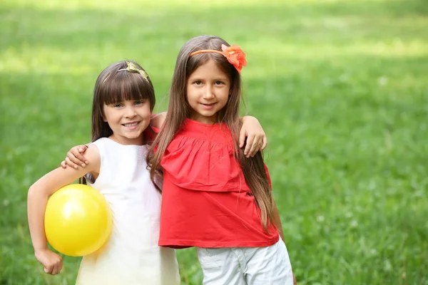 Niedliche Kleine Mädchen Mit Ball Park Einem Sommertag — Stockfoto