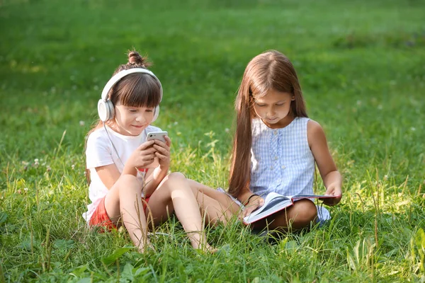 Leuke Kleine Meisjes Boek Lezen Luisteren Naar Muziek Park Zomerdag — Stockfoto