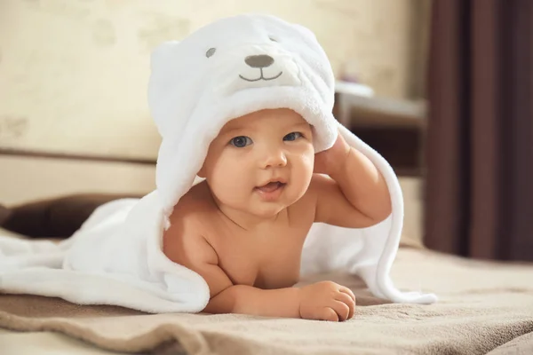 Bebê Bonito Com Toalha Deitada Cama Casa — Fotografia de Stock