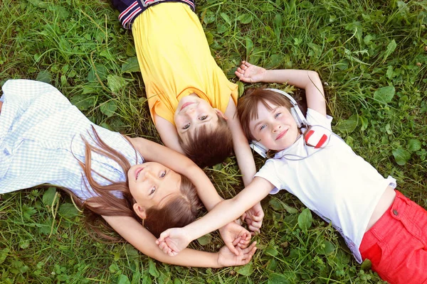 Niedliche Kleine Kinder Ruhen Sich Sommertagen Park Aus — Stockfoto