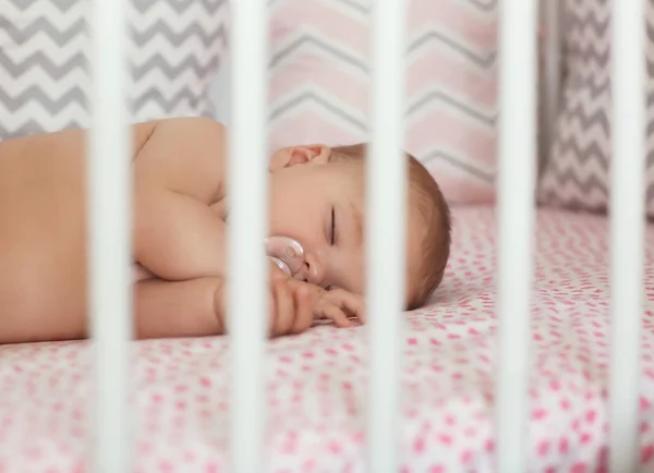 可爱的小婴儿睡在婴儿床上 — 图库照片