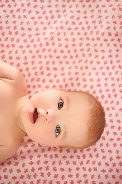 Niedliches Kleines Baby Liegt Kinderbett — Stockfoto