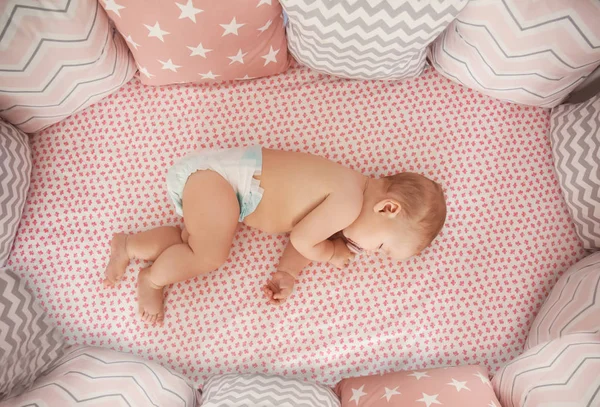 Bebé Bonito Dormindo Berço — Fotografia de Stock