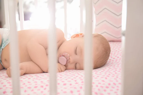 Lindo Bebé Durmiendo Cuna — Foto de Stock