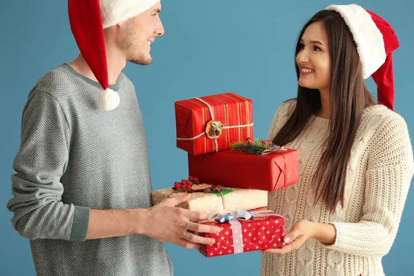 Cute Young Couple Christmas Gifts Color Background — Stock Photo, Image