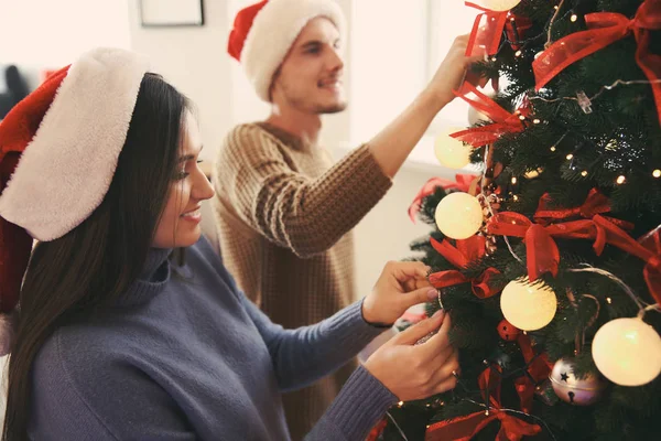 Young Couple Decorating Christmas Tree Home — Stock Photo, Image
