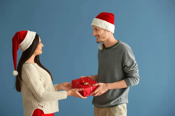 Cute Young Couple Christmas Gift Color Background — Stock Photo, Image