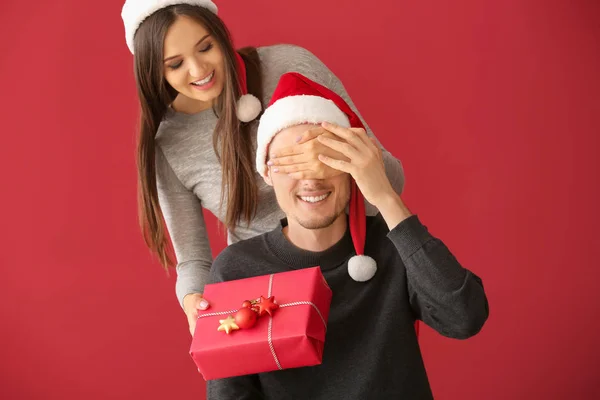 Fiatalember Karácsonyi Ajándékot Kapott Felesége Háttér Színét — Stock Fotó