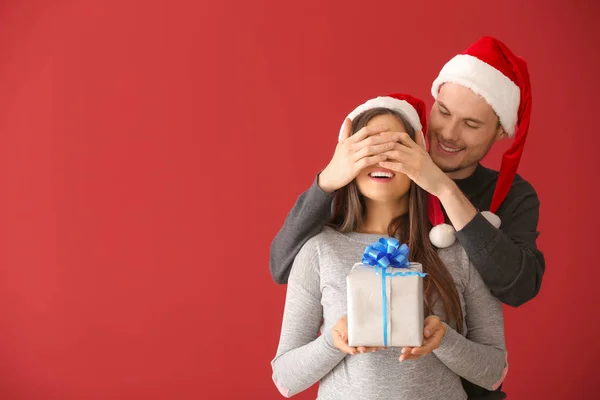 Retrato Jovem Casal Bonito Chapéus Santa Com Presente Natal Fundo — Fotografia de Stock