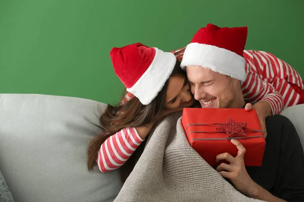 Retrato Jovem Casal Bonito Com Presente Natal Fundo Cor — Fotografia de Stock