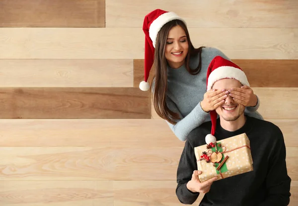 Joven Recibiendo Regalo Navidad Esposa Sobre Fondo Madera — Foto de Stock