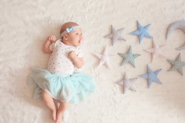 Søt Liten Baby Med Leker Liggende Sengen Flott Utsikt – stockfoto