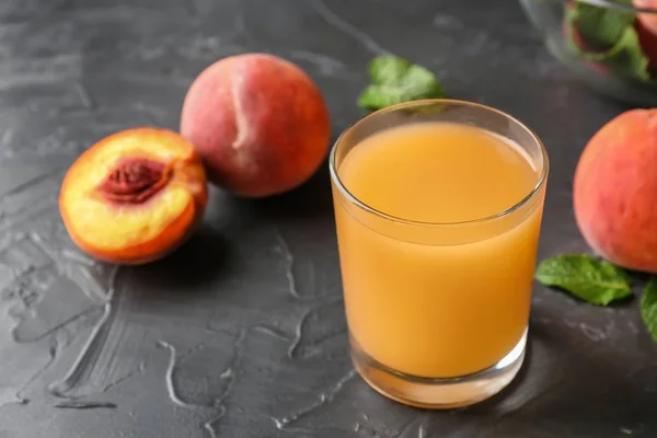 Peach Juice Glass Dark Textured Table — Stock Photo, Image