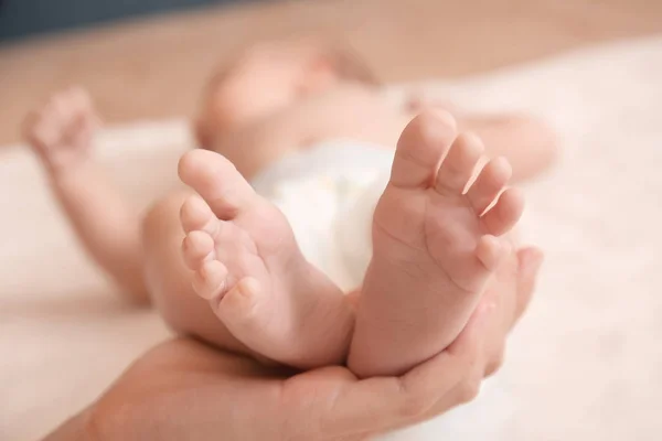 Mother Holding Feet Her Baby Closeup — Stock Photo, Image