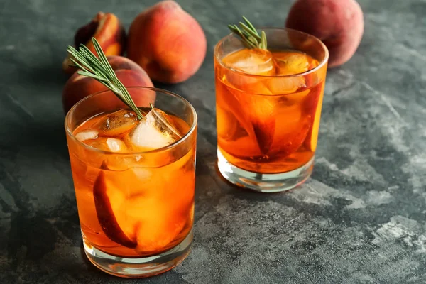 Peach Cocktail Bril Donkere Tafel — Stockfoto