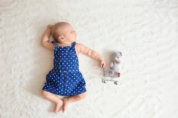Lindo Pequeño Bebé Con Oso Juguete Durmiendo Cama — Foto de Stock