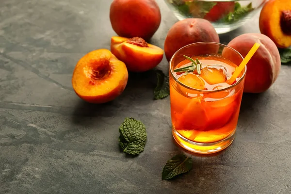 Peach Cocktail Glas Een Donkere Tafel — Stockfoto