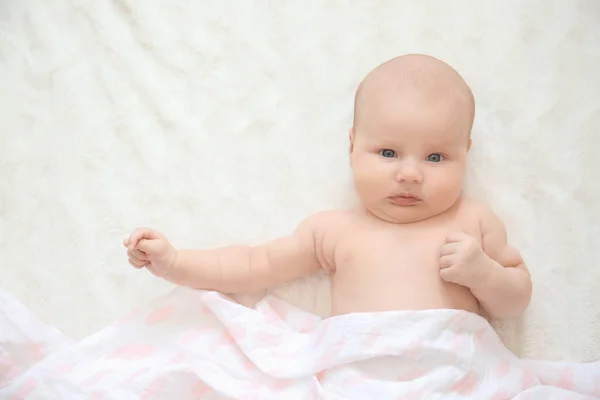 Bonito Pouco Bebê Deitado Cima Cama — Fotografia de Stock