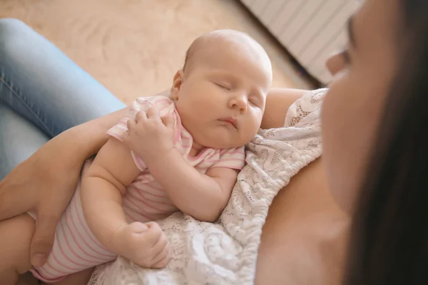 Madre Con Bebé Durmiendo Casa —  Fotos de Stock