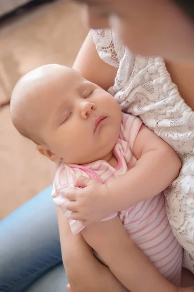 Mãe Com Seu Bebê Dormindo Casa — Fotografia de Stock