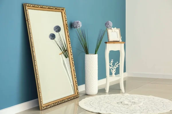 Küçük Masa Vazo Renk Duvar Odadaki Yakınındaki Büyük Şık Ayna — Stok fotoğraf