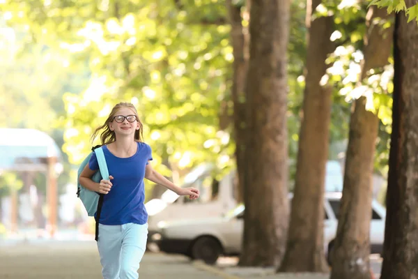 Linda Colegiala Con Mochila Corriendo Aire Libre —  Fotos de Stock