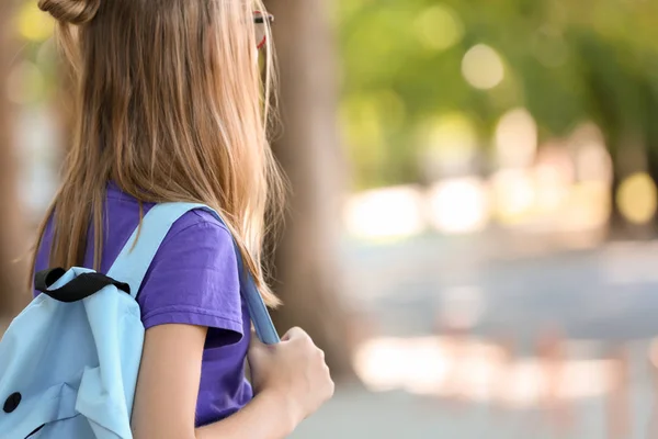 Söt Skolflicka Med Ryggsäck Utomhus — Stockfoto