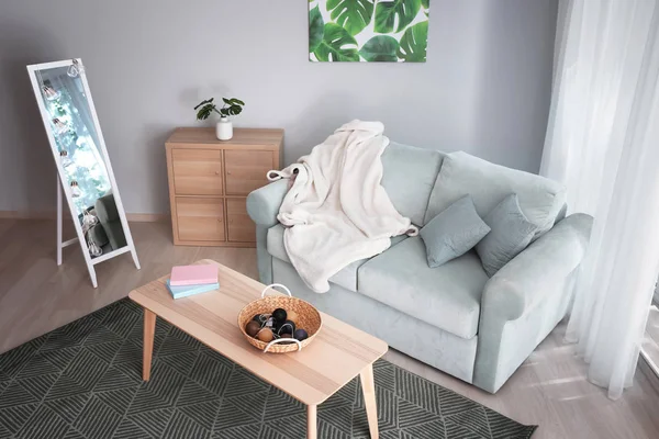 Intérieur Chambre Moderne Avec Grand Miroir Table Canapé Élégant — Photo