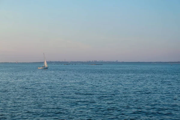 美丽海景与船在夏天天 — 图库照片