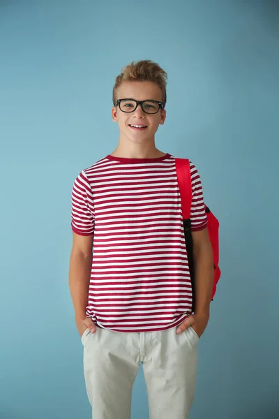Teenager Mit Rucksack Auf Farbigem Hintergrund — Stockfoto