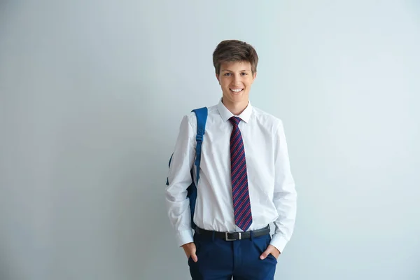 Εφηβικό Αγόρι Σακίδιο Ανοιχτό Φόντο — Φωτογραφία Αρχείου