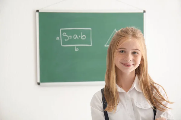 かわいい女子高生の教室で黒板の近く — ストック写真