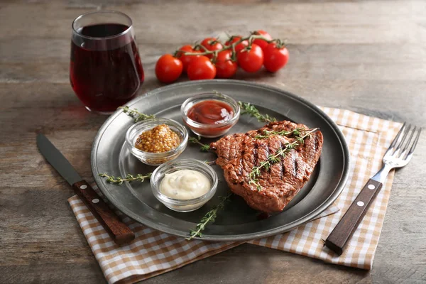Steak Grillé Savoureux Avec Différentes Sauces Sur Plateau Métal — Photo