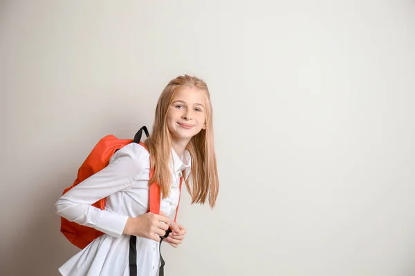 Linda Colegiala Con Mochila Sobre Fondo Claro —  Fotos de Stock