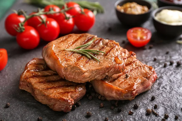 Steaks Grillés Savoureux Avec Des Épices Sur Plaque Ardoise — Photo
