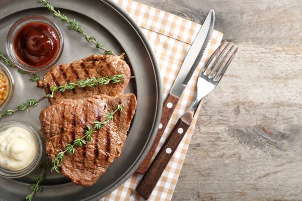 Steak Grillé Savoureux Avec Différentes Sauces Sur Plateau Métal — Photo