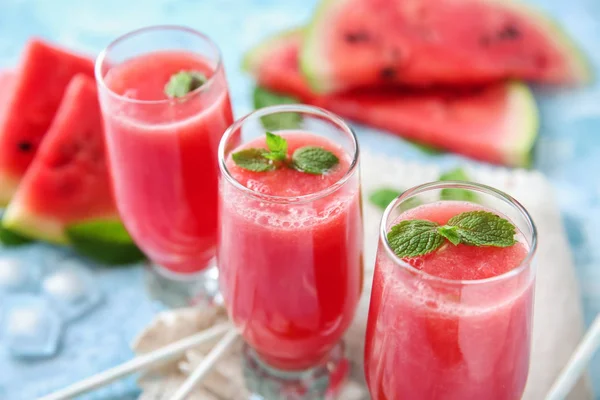 Lunettes Avec Smoothie Pastèque Frais Sur Table Couleur — Photo