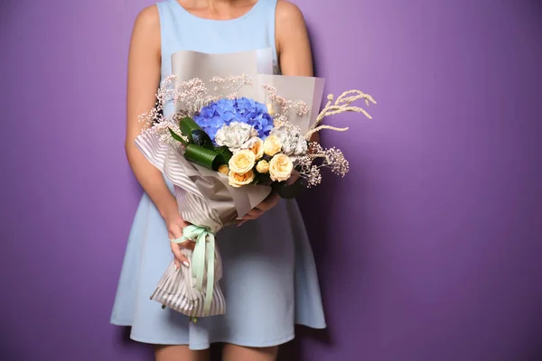 Jeune Femme Tenant Bouquet Belles Fleurs Sur Fond Couleur — Photo